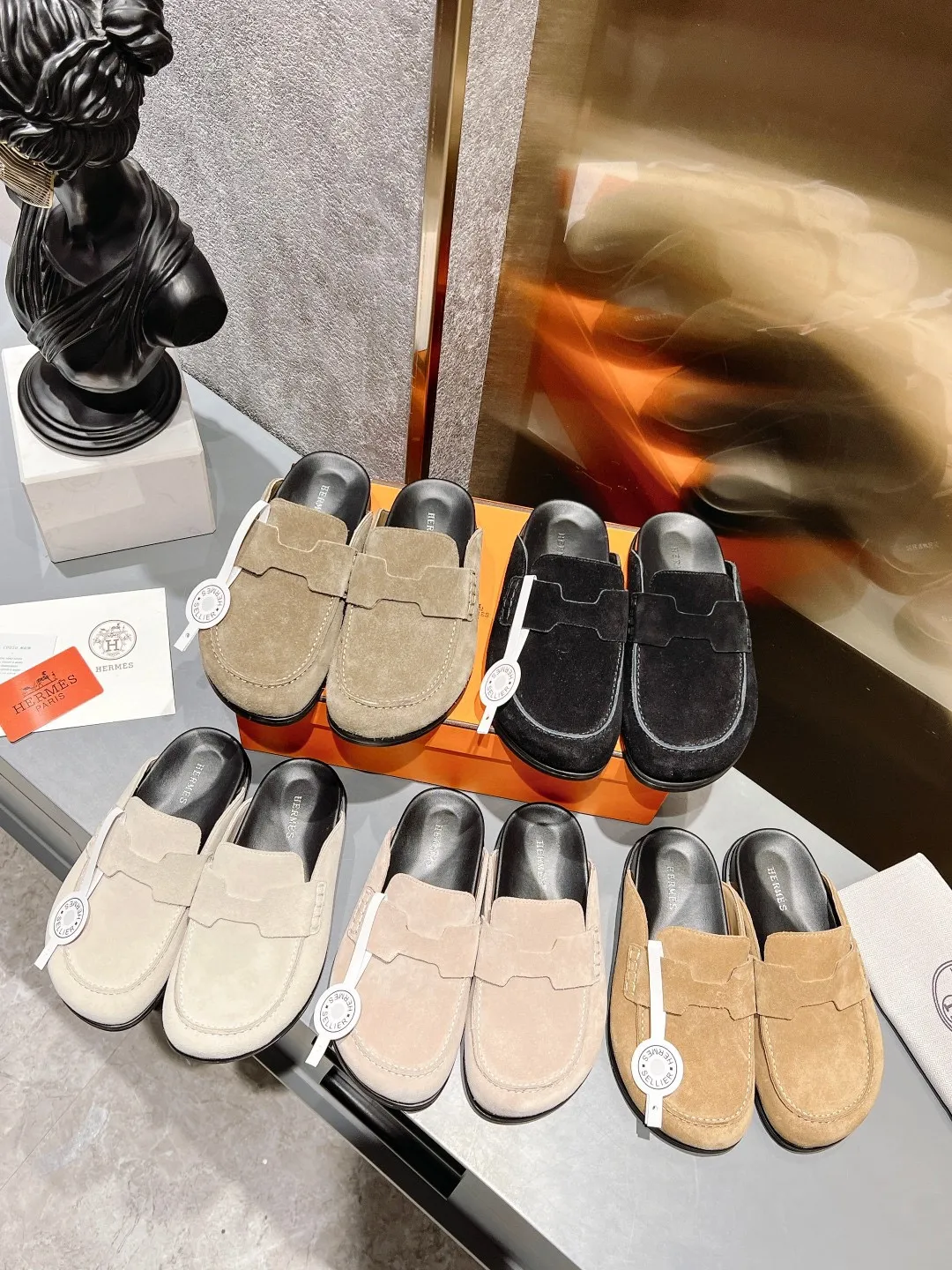 [H Family Hermès] P: 520💰 Size: Male 39-44 (45 customized) Female 35-40 (41 customized) HERMES Hermès' latest couple's cute Birkenstock slippers. Summer really needs versatile slippers. They look good no matter how you match them. They have a casual and high-end feel. The comfort is also great. They are paired with a variety of colorful socks. They are trendy. Hermès 2023 new half slippers are high quality. ●Upper: imported cow suede ●Inner lining: imported sheepskin ●Foot pads: imported mixed sheepskin ●Outsole: Tpu non-slip and wear-resistant outsole